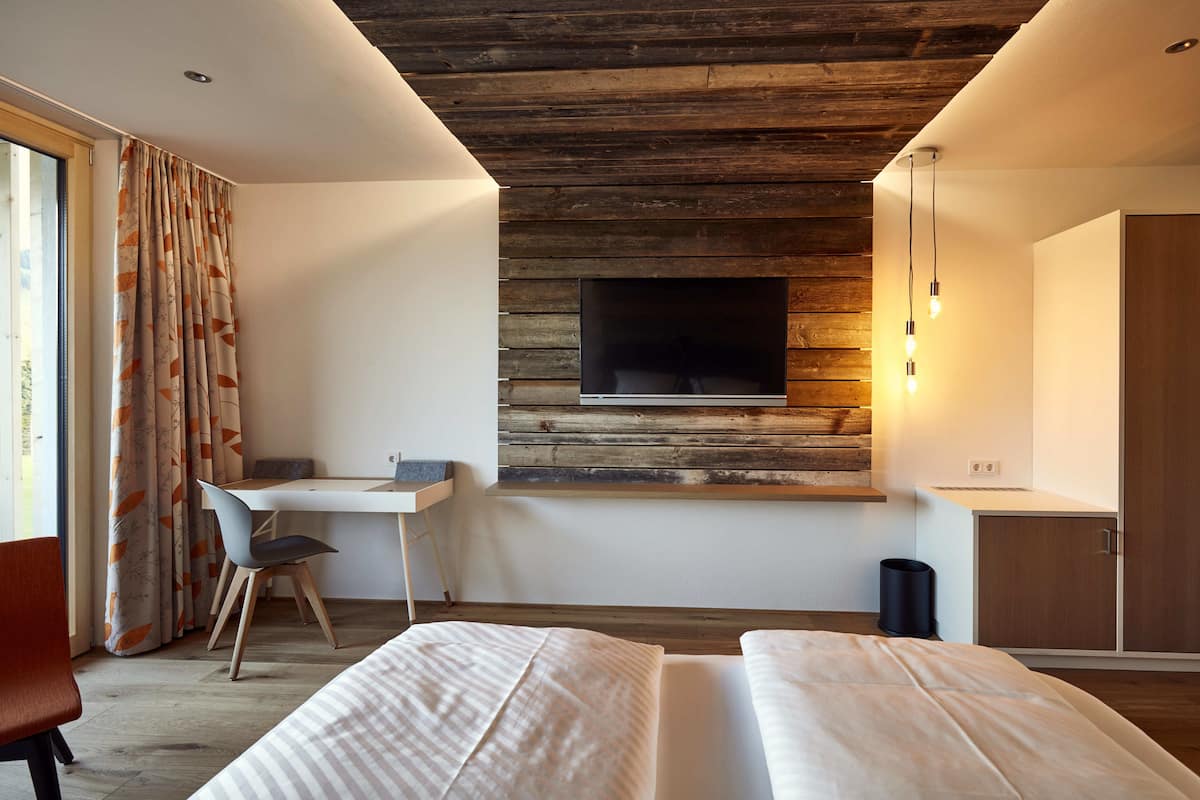 Habitación doble superior, balcón (Bergnäägele) | Ropa de cama de alta calidad, caja fuerte, cortinas opacas