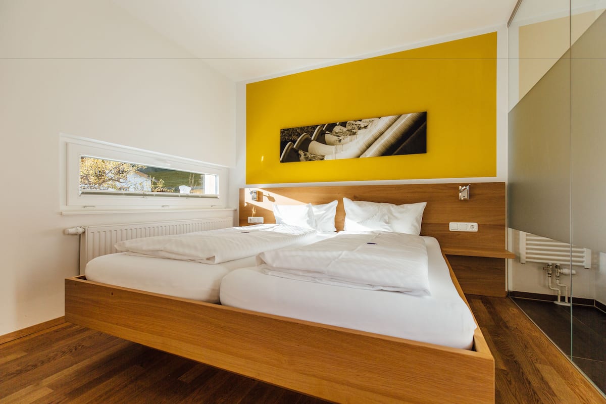 Comfort Double Room, Balcony or Terrace (Sonnahölderle) | Ropa de cama de alta calidad, caja fuerte, cortinas opacas