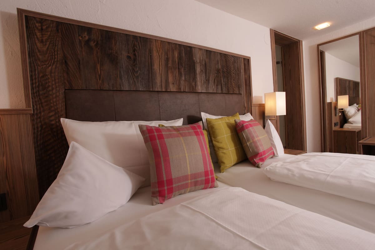 Habitación estándar doble (No dogs allowed) | Ropa de cama de alta calidad, caja fuerte, cortinas opacas