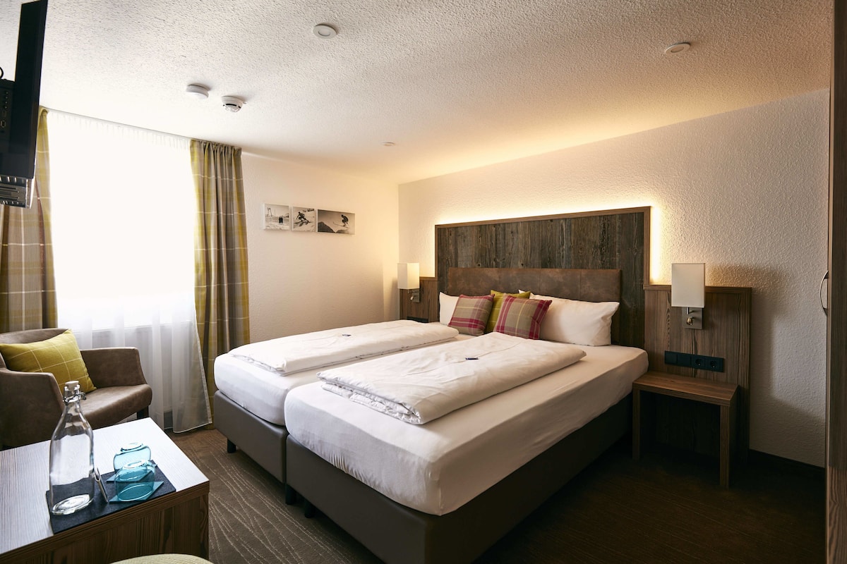 Suite, 2 habitaciones, sauna, vistas a la montaña | Ropa de cama de alta calidad, caja fuerte, cortinas opacas