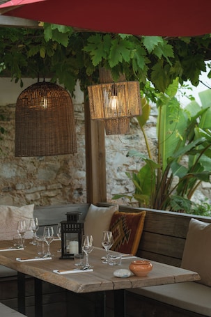 Terrace/patio. Hôtel St-Julien