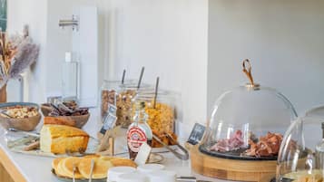 Tägliches kontinentales Frühstück (19 EUR pro Person)