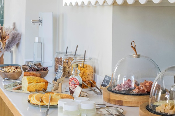 Daily continental breakfast (EUR 19 per person)