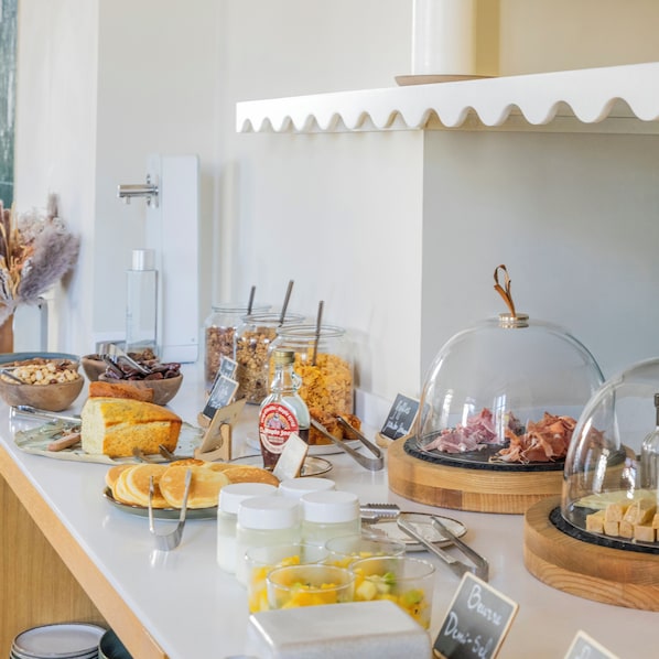 Desayuno continental diario (EUR 19 por persona)