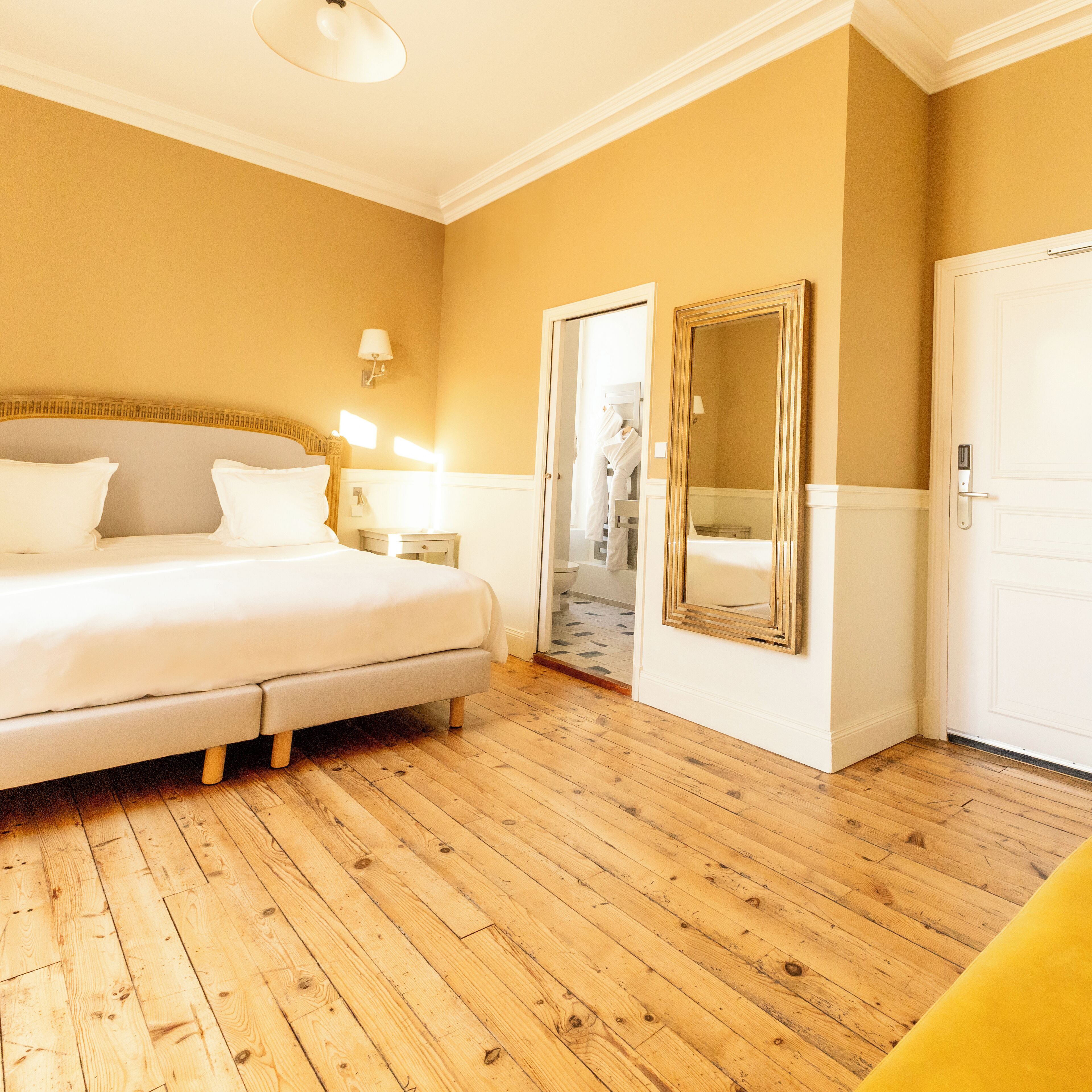 Rom – superior | Sengetøy av topp kvalitet, safe på rommet og individuelt dekorert