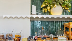 A breakfast buffet with various food items and condiments. - Hôtel St-Julien (Biarritz)