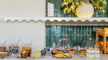 Desayuno continental diario (EUR 19 por persona)