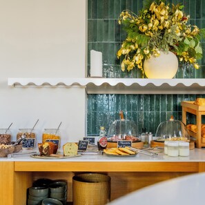 Daily continental breakfast (EUR 19 per person) - Hôtel St-Julien (Biarritz)