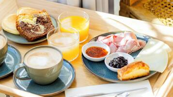 TĂ€gliches kontinentales FrĂŒhstĂŒck (19 EUR pro Person)