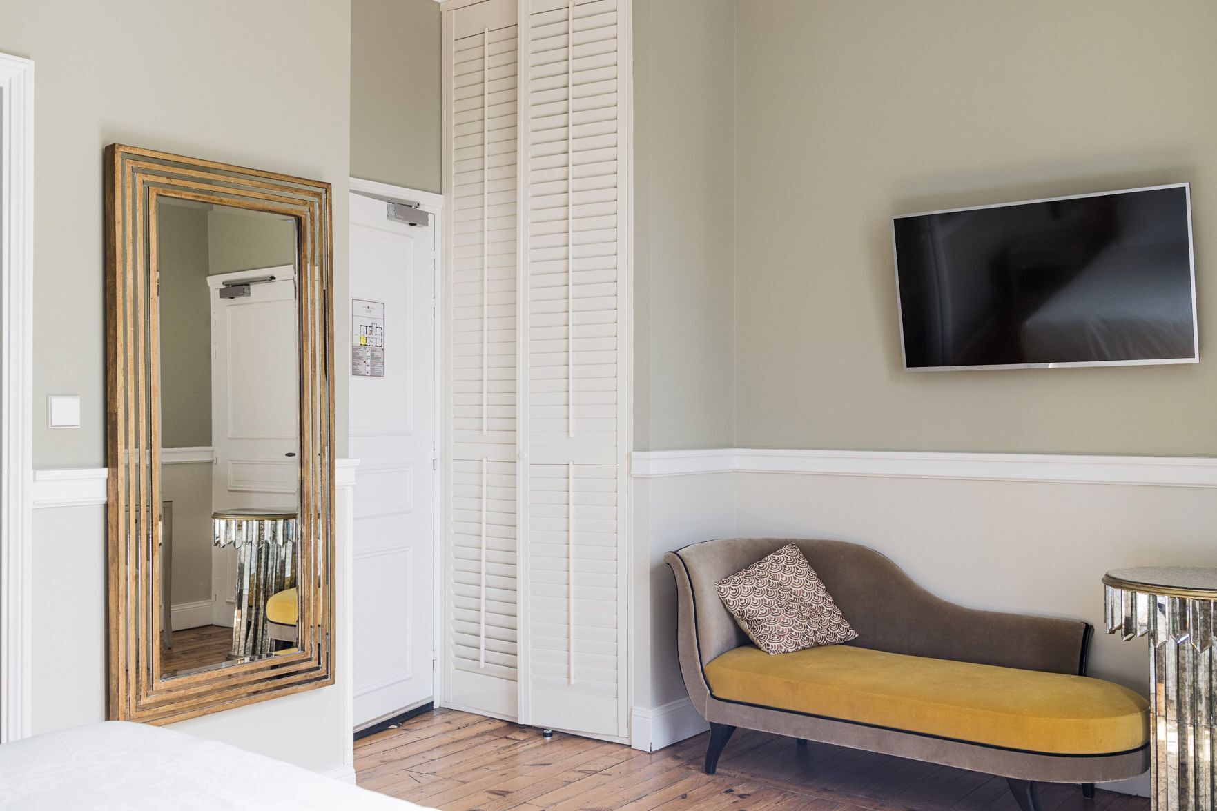 أغطية فراش متميزة وخزنة داخل الغرفة وبديكورات فريدة لكل غرفة ومكتب