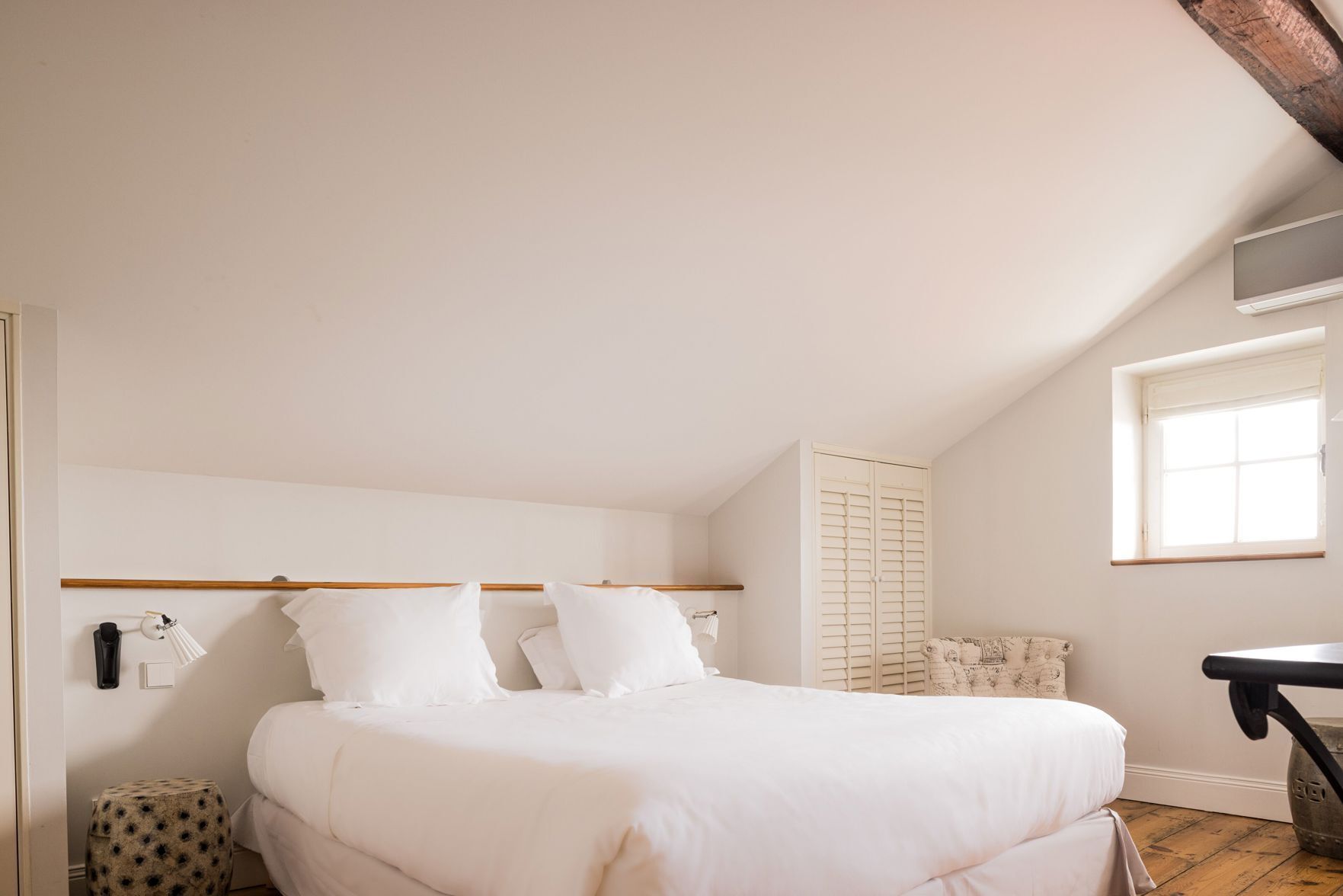 أغطية فراش متميزة وخزنة داخل الغرفة وبديكورات فريدة لكل غرفة ومكتب