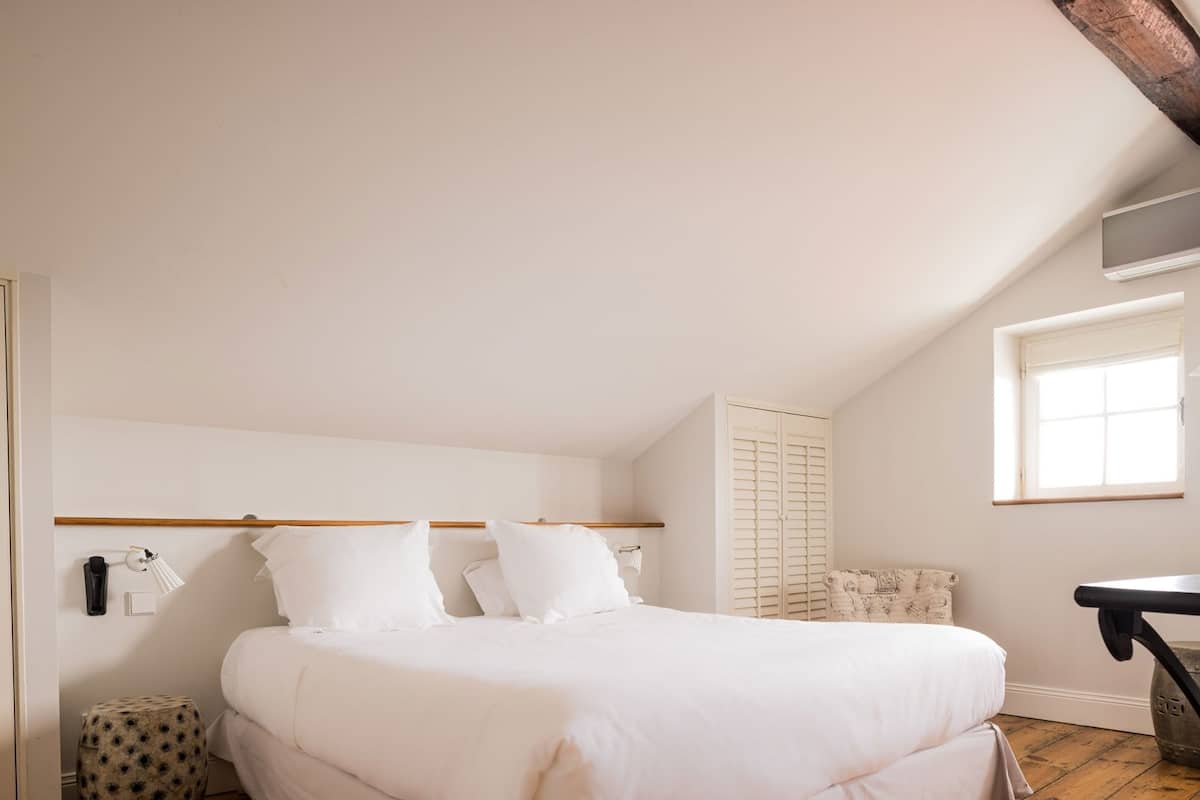 Premium bedding, in-room safe, individually decorated, desk