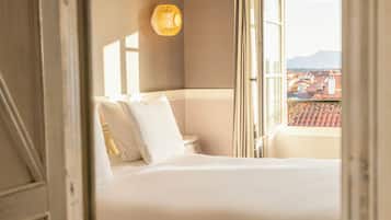 Ropa de cama de alta calidad y caja de seguridad en la habitación