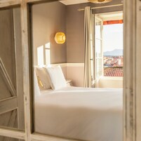 Ropa de cama de alta calidad y caja de seguridad en la habitación 