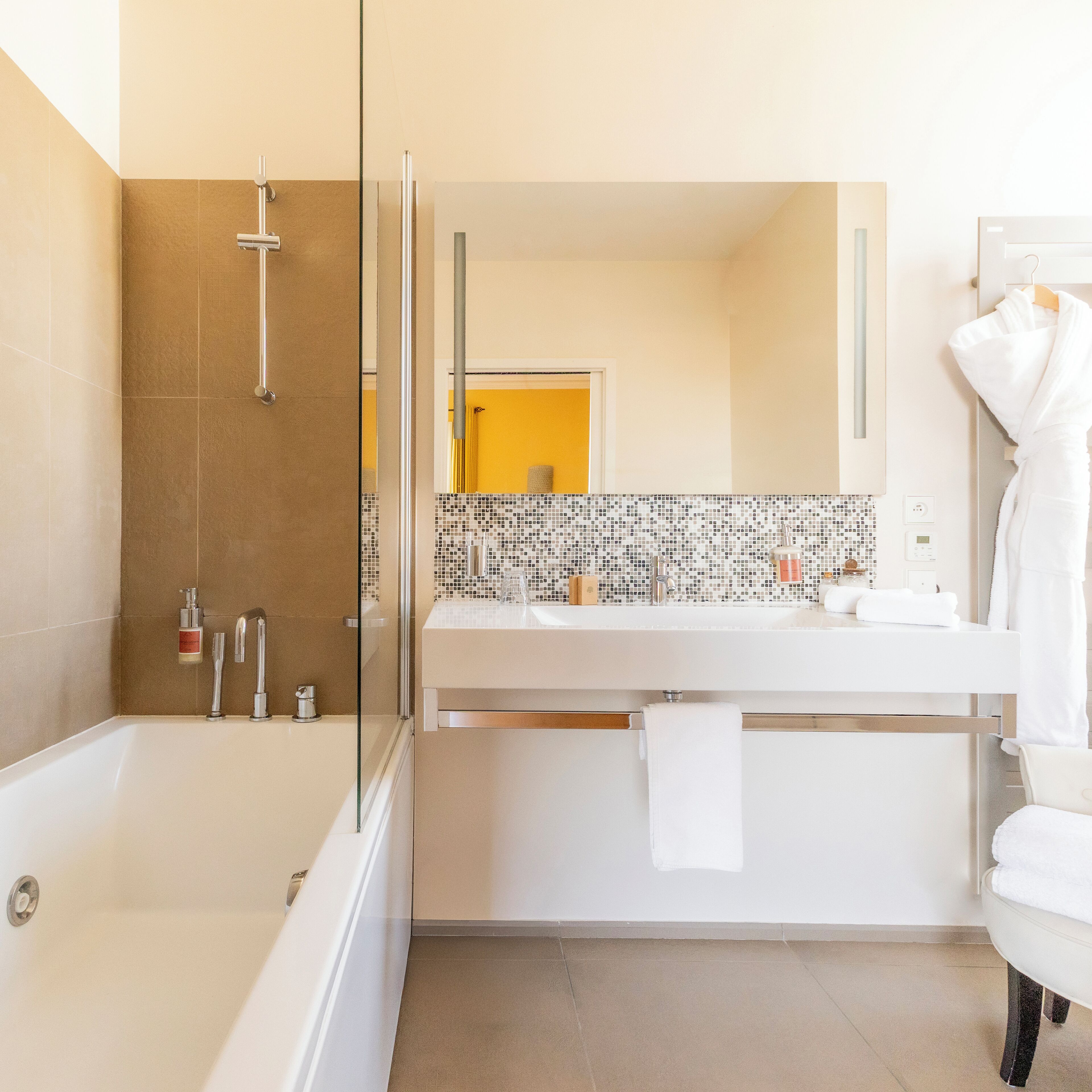 Rom – superior | Sengetøy av topp kvalitet, safe på rommet og individuelt dekorert