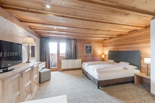 Ropa de cama de alta calidad y caja de seguridad en la habitaciĂłn