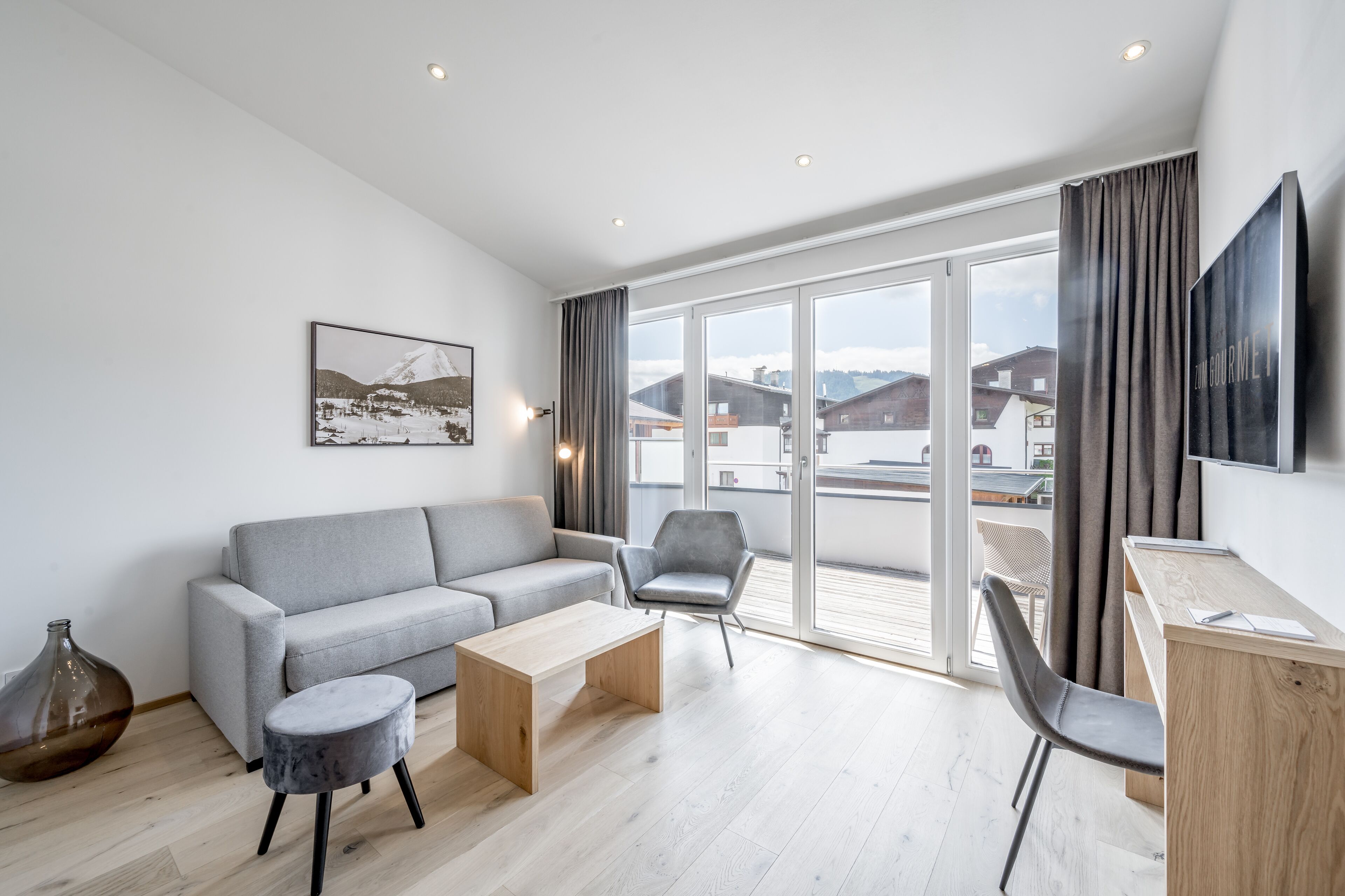 suite | living area | 32-inch tv with cable channels, mp3 dock