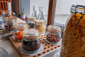 Sarapan prasmanan setiap hari (EUR 11 per orang)