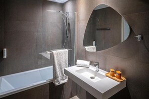 Secador de pelo, toallas