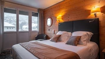 CHAMBRE DOUBLE (ou grand lit) VUE MONTAGNE | Coffres-forts dans les chambres, ameublement personnalisé, bureau