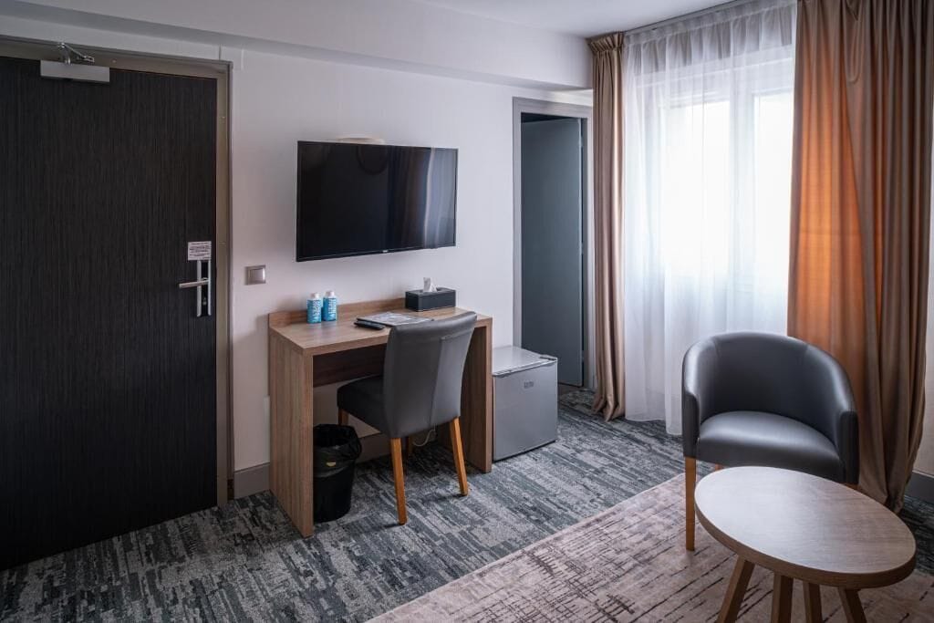 43 インチの薄型テレビ (デジタル放送視聴可)、テレビ、最新映画