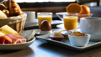 Sarapan prasmanan setiap hari (EUR 11 per orang)