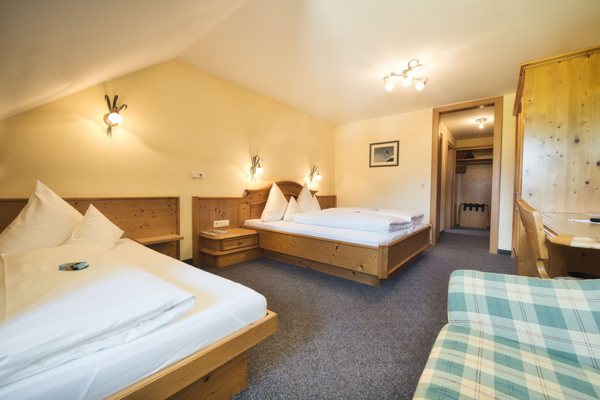 Habitació triple Comfort | Roba de llit d'alta qualitat i caixa forta a l'habitació 