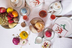 Frokostbuffé hver dag (mot et tillegg)
