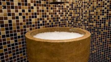 Tina, amenidades de baño gratuitas, secadora de cabello, toallas