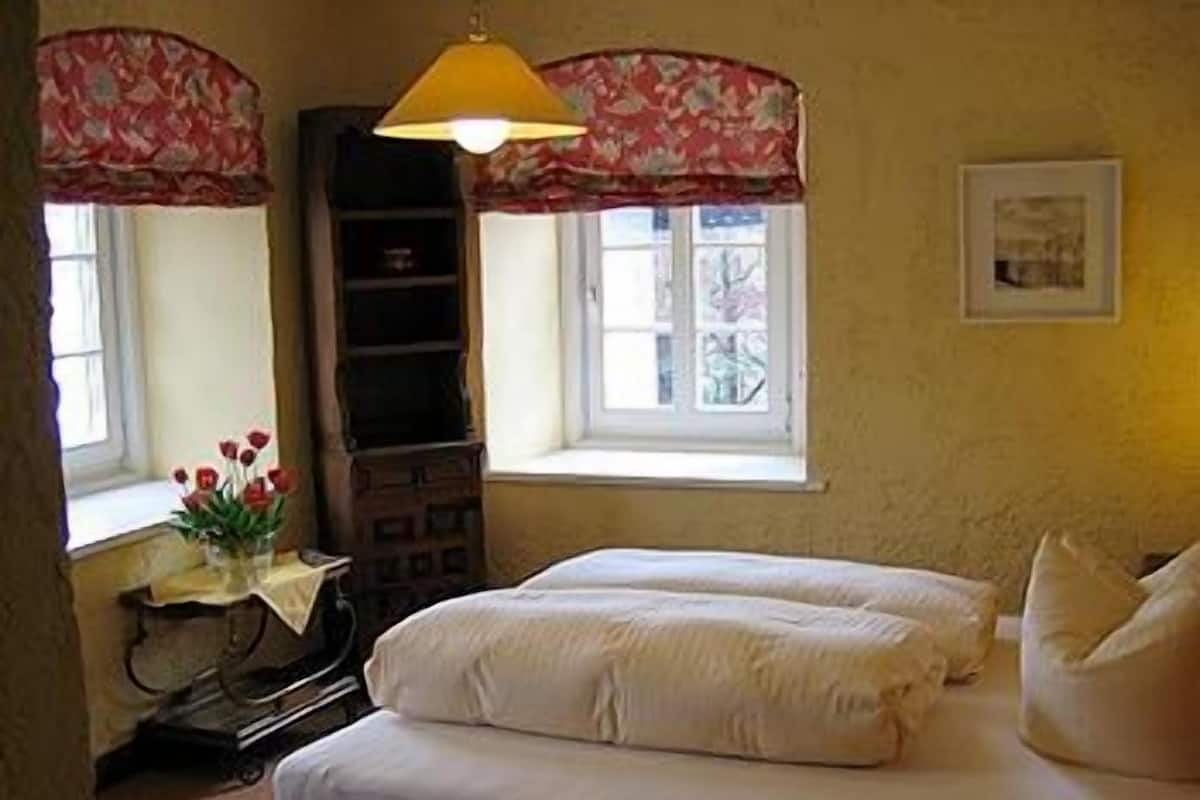 Een minibar, geluiddichte muren, gratis wifi