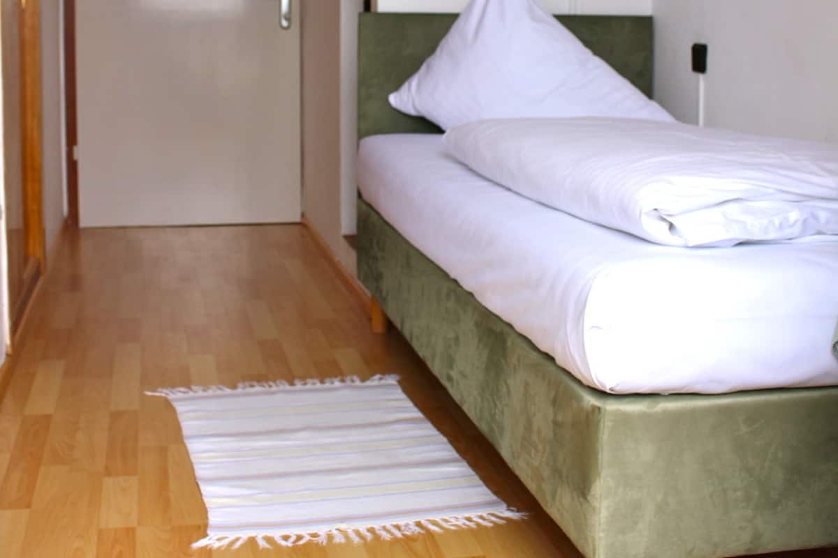 Economy Single Room, 1 Bedroom, Shared Bathroom | Room amenity
