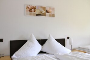 Habitación cuádruple | Escritorio, wifi gratis y ropa de cama