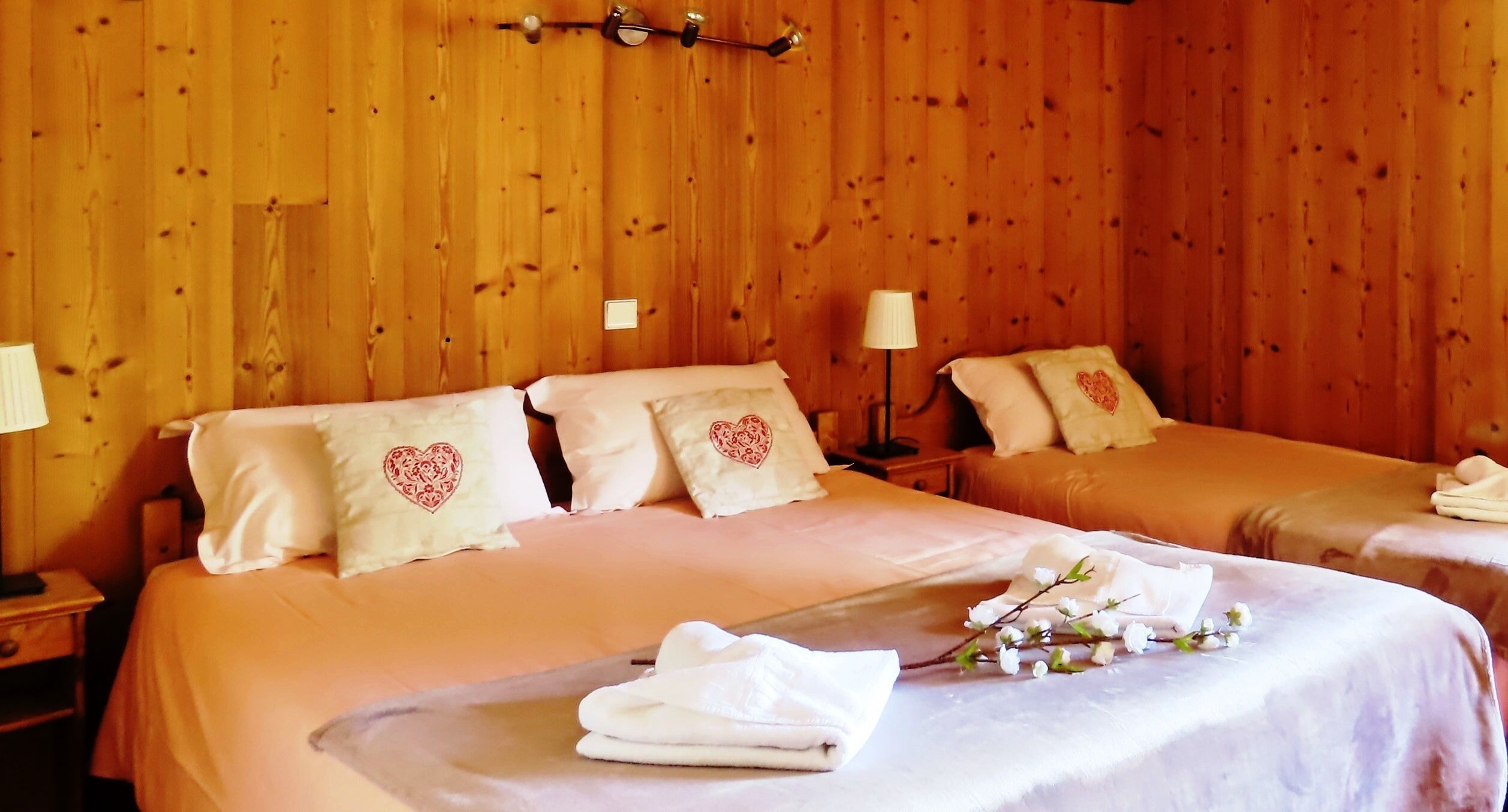 in-room safe, desk, soundproofing, free wifi