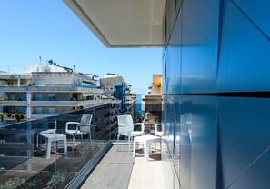 Minibar, in-room safe, desk, cots/infant beds - Hotel Monarque El Rodeo (Marbella)