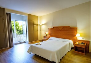 Minibar, in-room safe, desk, cribs/infant beds - Hotel Monarque El Rodeo (Marbella)
