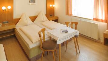 Tweepersoonskamer, 1 tweepersoonsbed | Woonruimte | Flatscreentelevisie