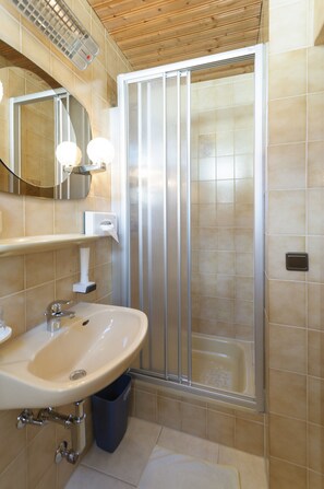 Shower, hair dryer, towels - Hotel Tautermann (Innsbruck)