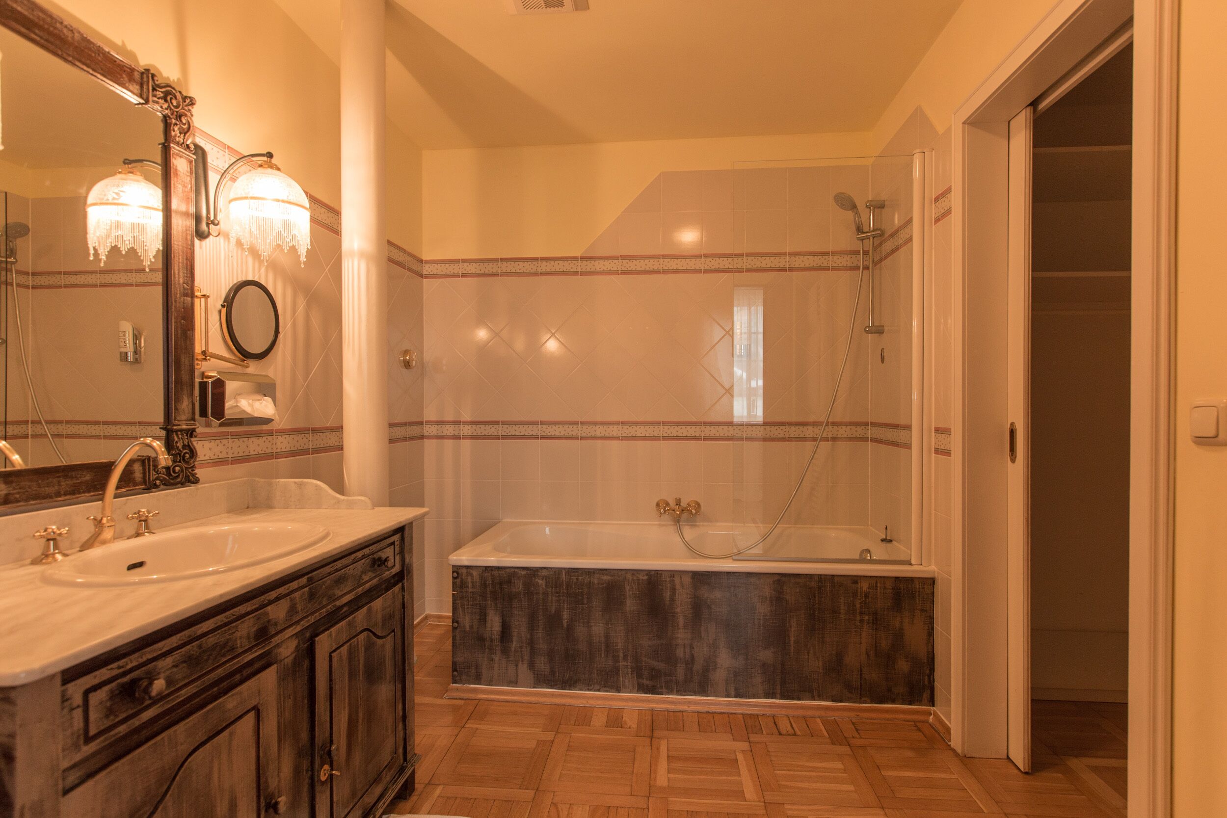 romantic suite, mountain view (nr. 3) | bathroom | free toiletries, hair dryer, bathrobes, towels