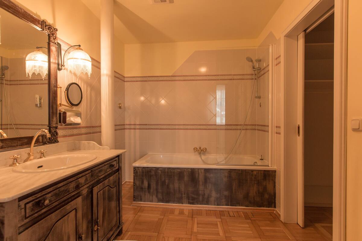 romantic suite, mountain view (nr. 3) | bathroom | free toiletries, hair dryer, bathrobes, towels