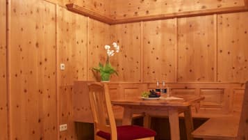 Familienzimmer (Nr. 8) | Essbereich im Zimmer