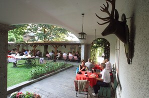Outdoor dining - Lukashansl (Bruck an der Grossglocknerstrasse)