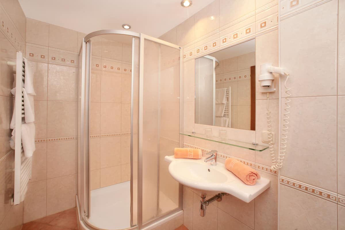 Deep-soaking bathtub, hair dryer, towels
