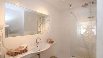 Komfortbadewanne, Haartrockner, Handtücher