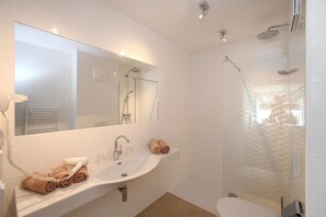 Komfortbadewanne, Haartrockner, Handtücher