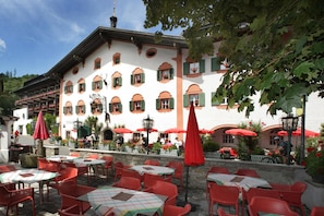 2 restaurantes, se sirven desayunos, comidas, cenas y cocina local