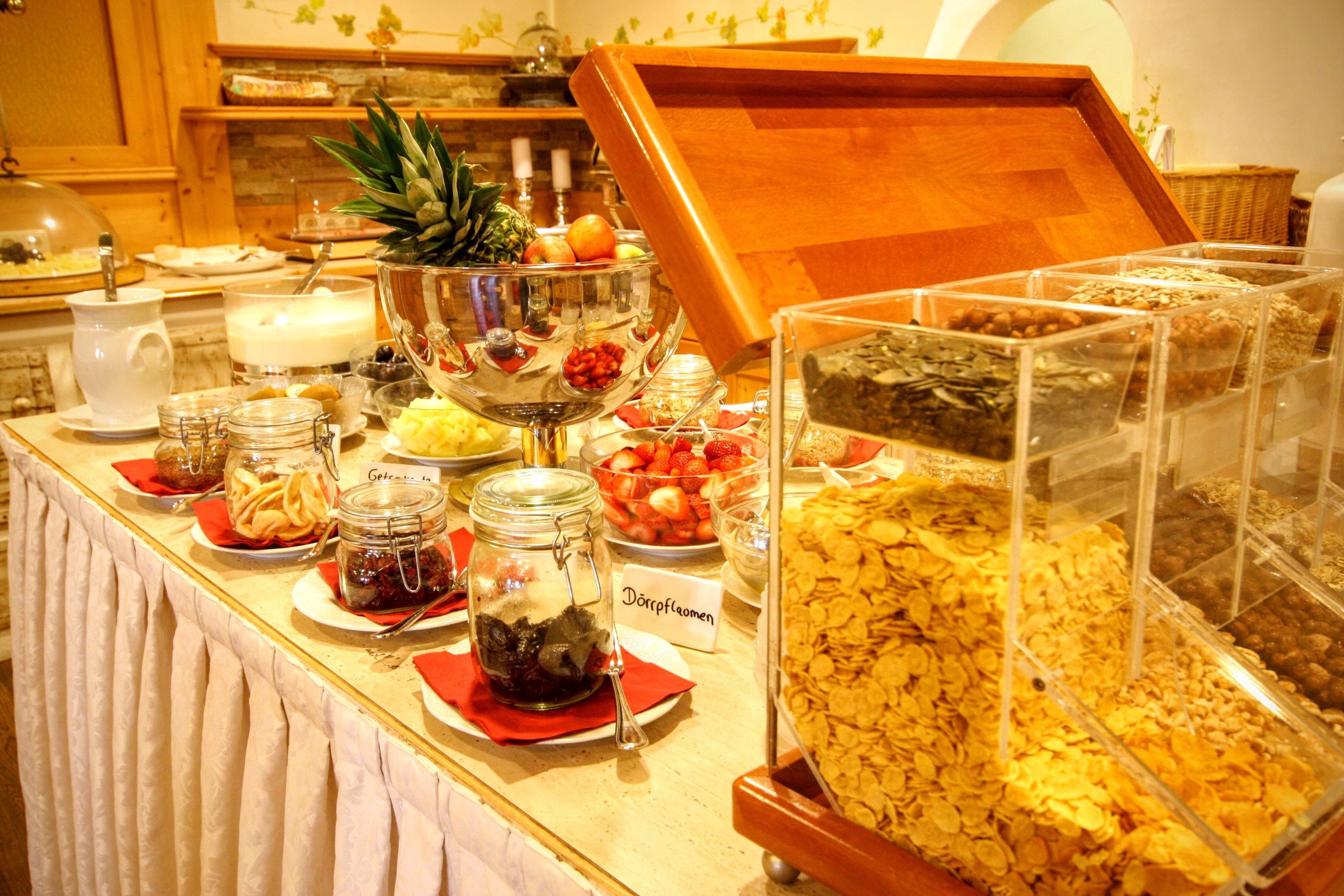 朝食 (ビュッフェ)、毎日提供 (無料)