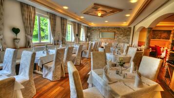 Breakfast and dinner served