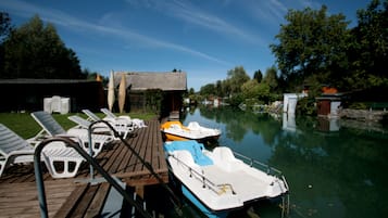 Chaises longues, parasols