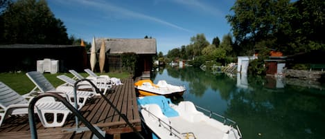 Chaises longues, parasols