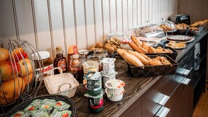 Un buffet proposant une variété de plats et d'accompagnements.